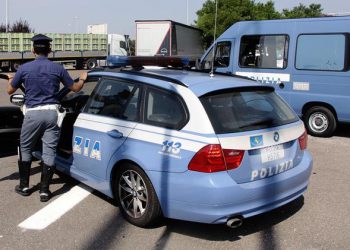Ubriaca guida in autostrada contromano, fermata da polizia su A4