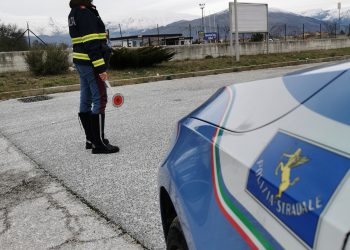 Violato divieto di allontanarsi da comune Roma: rintracciato e denunciato dalla Stradale di Carsoli