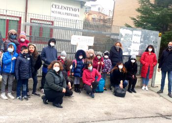 Covid-19: Scuole abruzzesi chiuse, la protesta pacifica di mamme e papà