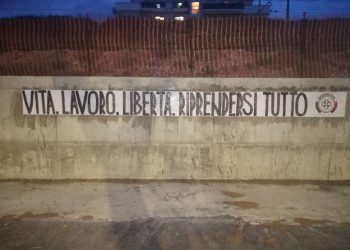 CasaPound, striscioni contro le restrizioni: “Riprendersi tutto”