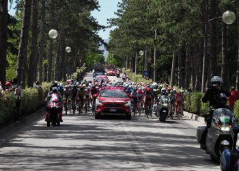 L’Aquila festante ha accolto 184 ciclisti suddivisi in 23 squadre alla partenza della decima tappa del Giro d’Italia
