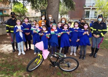 Giro e “Biciscuola”: premiate alla presenza della Stradale due scuole elementari di L’Aquila