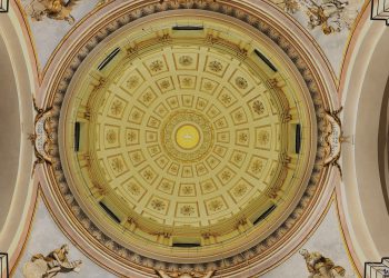 Sisma L’Aquila: torna pioggia petali da cupola Anime Sante