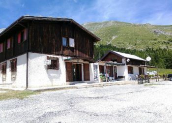 Incendio: distrutto nella notte il Rifugio-Ristorante Fonte Vetica. Video e immagini