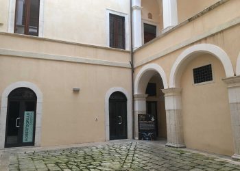 L’Aquila, nel cortile di Palazzo Natellis-Lopardi mostra di Bruno Sambendetto e reading poetico di Eugenia Tabellione