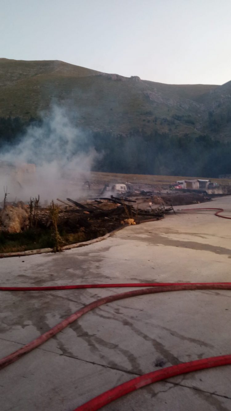 Incendio: distrutto nella notte il Rifugio-Ristorante Fonte Vetica. Video e immagini