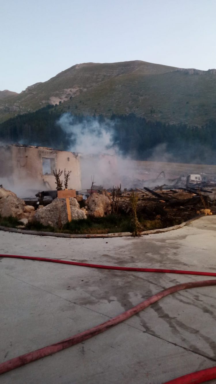 Incendio: distrutto nella notte il Rifugio-Ristorante Fonte Vetica. Video e immagini