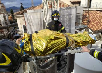 Ricostruzione: operaio cade dal tetto di un cantiere a L’Aquila e rimane ferito, spettacolare recupero dei vigili del fuoco