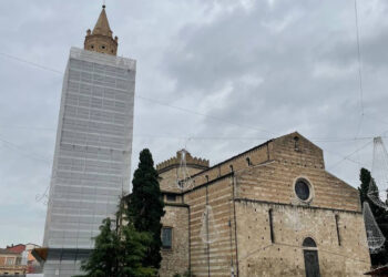 Si accendono le luci sul campanile del Duomo di Teramo