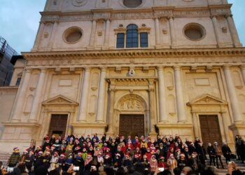 I bambini dell’istituto Maestre Pie Filippini intonano canti natalizi dalla scalinata di San Bernardino