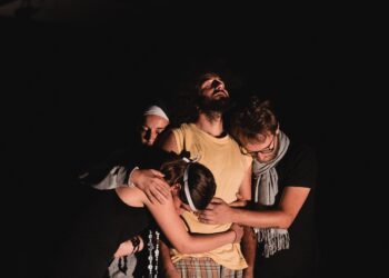 Al Castello Orsini Colonna di Avezzano “Q: l’eroe che inseguì la blatta” di e con Chiara Pellegrini, Federico Luciani, Francesca Spiccio e Michele Moretti