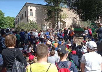 Centenario acquisizione palazzo Ducale Paganica, alunni delle primarie piantano ulivo in segno di pace