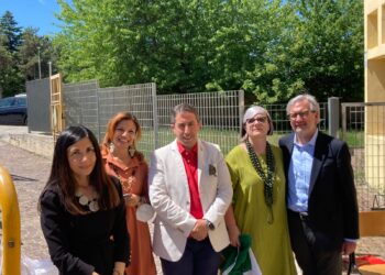 Torna al suo posto lo stemma dell’istituto comprensivo “Dante alighieri” dell’Aquila restaurato dagli allievi dell’Accademia