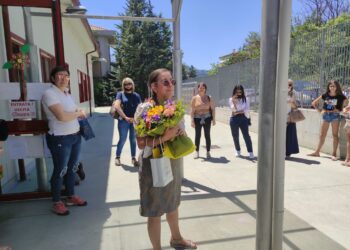 La maestra Carmela De Felice dopo 40 anni si congeda dagli “alunni”