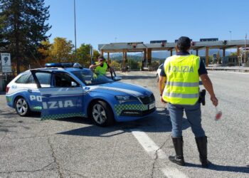 A24: parcheggia l’auto in corsia di sorpasso e si addormenta, messo in salvo dalla polizia