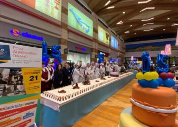 Allievi Alberghiero Teramo realizzano mega torta per anniversario Centro Commerciale Gran Sasso