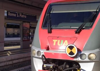 Un treno TUA arriva nella stazione di Roma San Pietro