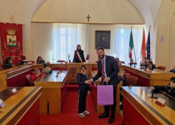 Giulianova: Bambini della Scuola Materna “Bambin Gesù” hanno visitato il municipio