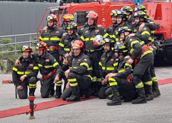 Il capo reparto Alberico Soccorsi va in pensione, il toccante saluto dei vigili del fuoco dell’Aquila