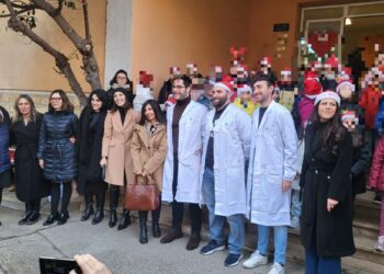 Gli auguri di Natale alla scuola primaria “Torrione” dell’Aquila tra musica e solidarietà