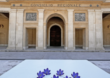 XV anniversario sisma: spilla “Fiore della memoria” al personale del Consiglio regionale
