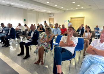 Rinnovabili: Tappa a Casoli Pickup ad idrogeno progetto H2 Roadtrip partito da Oslo diretto a Istambul
