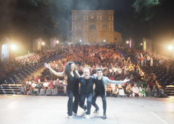 I Cantieri dell’Immaginario 2024: standing ovation per Gabriele Cirilli, “A L’Aquila una favola in location fantastica”. Il programma di questa sera