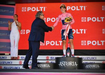 Giro d’Italia Women 2024: D’Amario premia maglia rosa Longo Borghini