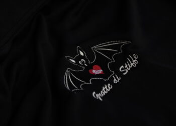 Pipistrello ha cuore rosso blu: mascotte Grotte di Stiffe suggella patto con L’Aquila 1927