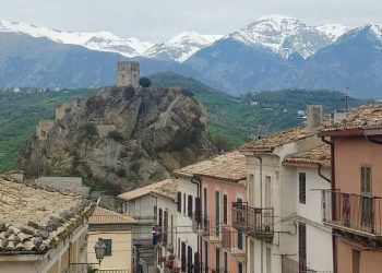 Roccascalegna, al Civico20 RistorArtGallery approda “ViaggiCondivisi, RitrattiNote&Sorrisi”