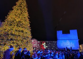 Acceso l’albero di Natale in  Piazza Duomo a L’Aquila