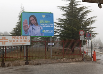 A L’Aquila giornata contro violenza operatori sanitari: manifesti ordine medici negli ospedali territorio