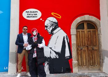 Ad Aielli riappare murale di Laika su Papa Francesco: omaggio ironico e impegnato nel “Corso Laika”