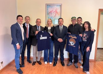 Consegna prima maglia ufficiale della cicloturistica “L’Aquila Città Territorio”