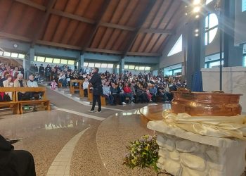 Parrocchia San Francesco d’Assisi di Pettino: Successo per recital “Forza Venite Gente”, una serata di fede, musica e comunità