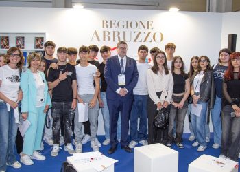 Salone del Libro: Santangelo inaugura stand Abruzzo