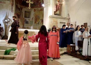 Tutto questo è possibile perché c’è amore, fratellanza e condivisione: la magia del recital “Forza Venite Gente” nella Chiesa di Coppito all’Aquila