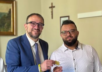 Comune LAquila consegna alloggio a rifugiato politico palestinese