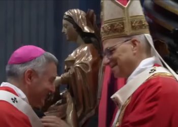 Papa Leone XIV “impone” all’arcivescovo dell’Aquila Antonio D’Angelo, il Pallio, durante la Santa Messa nella Basilica Vaticana