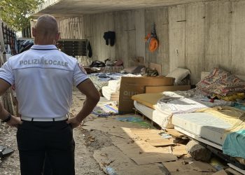 Smantellato accampamento abusivo in via De Gasperi a Pescara: operazione congiunta di Polizia Locale, Polizia di Stato e Ambiente Spa