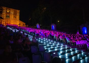 Grande successo per Nino Frassica e i Los Plaggers ai Cantieri dell’Immaginario 2025 