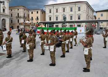 Esercito: a Fossa omaggio dei giovani alpini alle vittime del terremoto del 2009