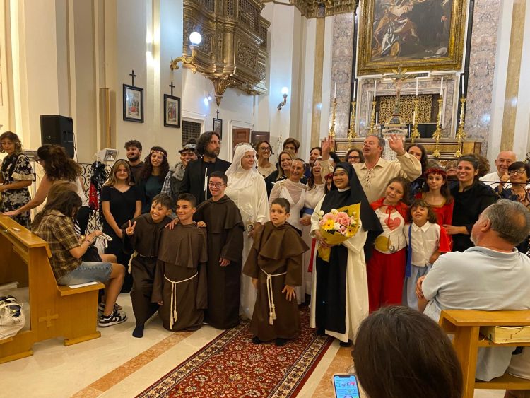 Grande successo al Monastero San Basilio recital “Forza Venite Gente”, nell’ambito della 19ª edizione “Cordata X l’Africa”