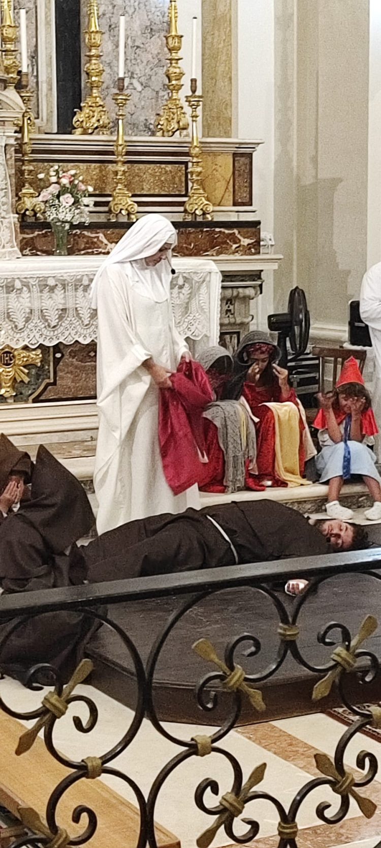 Grande successo al Monastero San Basilio recital “Forza Venite Gente”, nell’ambito della 19ª edizione “Cordata X l’Africa”