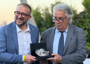 All’Aquila, Capitale della Cultura 2026, premio “Eccellenze culturali d’Italia”.  Sindaco Biondi ritira premio a festival  ‘Naxoslegge’