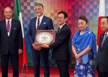 Expo Osaka: ministro Cultura Giuli dona piatto ceramica aquilana a viceministro giapponese 