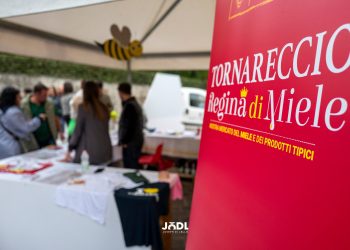 Tornareccio Regina di Miele 2025, Ape Apicoltura lo stand più votato
