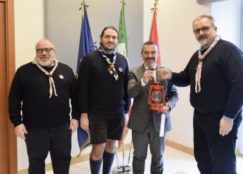 Gli scout Agesci Abruzzo consegnano la “Luce della Pace di Betlemme” al presidente Sospiri