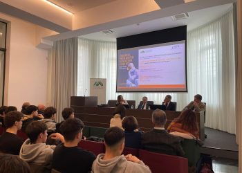 Alla Fondazione Carispaq il fisico teorico Vissani ha incontrato gli studenti per parlare dell’evoluzione del pensiero scientifico