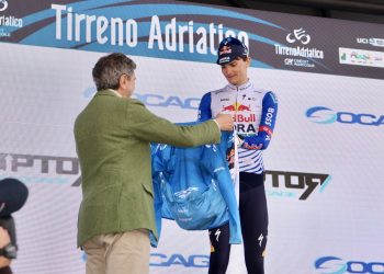 Tirreno–Adriatico: a Martinsicuro Marsilio consegna la maglia azzurra a Pellizzari